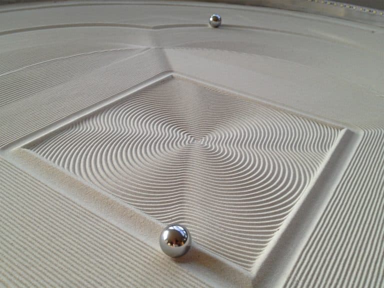 Sisyphus, la machine à billes métalliques qui dessine avec précision sur le sable