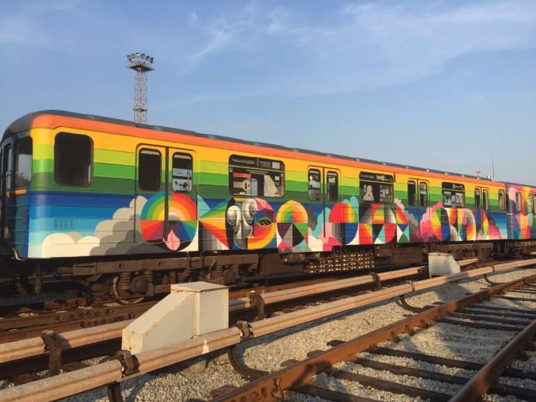 Okuda San Miguel : les wagons colorés par l’artiste avec un style prismatique