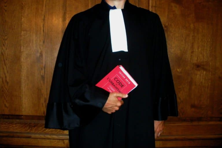 Quoi de mieux que la parodie d’un procès pour réclamer la construction d’un palais de justice !