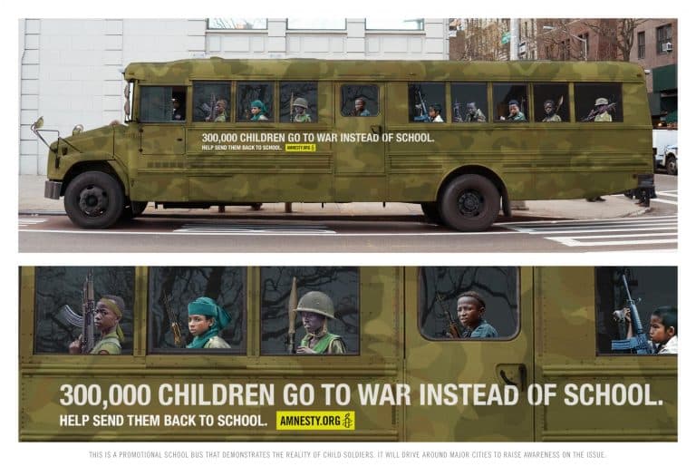 Bus scolaire des enfants soldats : utiliser le visuel pour conscientiser sur la réalité