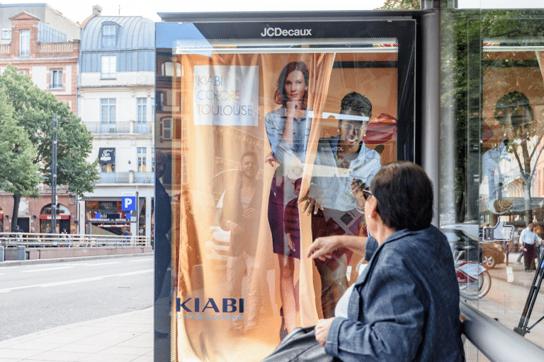La cabine d’inspiration : des affichages interactifs de Kiabi dans les abribus avec les vrais mannequins