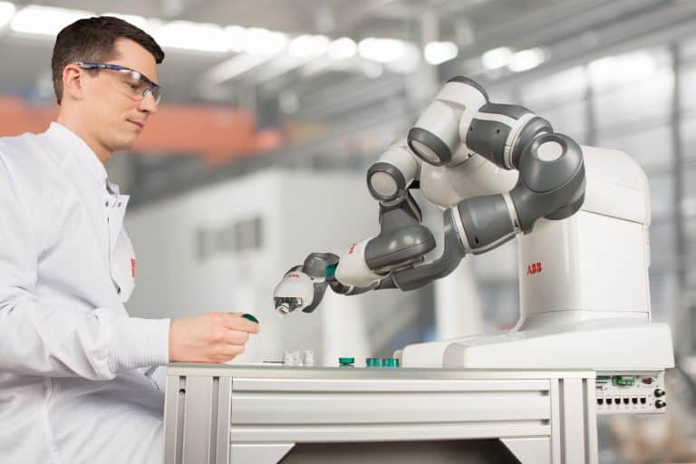 Robots : en complémentarité avec l&rsquo;homme dans le monde professionnel
