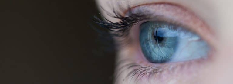 Restaurer la vue grâce à un implant rétinien artificiel