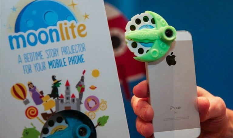 Moonlite : Le mini-projecteur donne vie aux histoires d’enfants