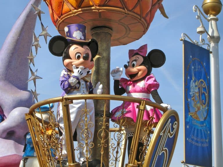 Des robots experts en câlins dans les parcs Disney
