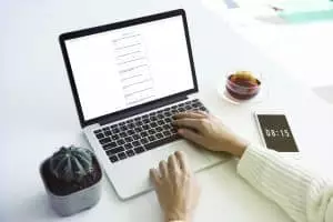 Tous les jours des émotions plus ou moins intenses nous traversent, mais une question se pose pour améliorer notre quotidien : comment utiliser les émotions à notre avantage ?