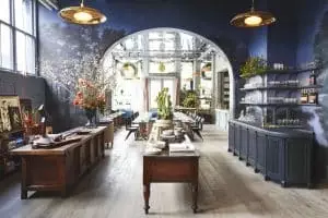 Un restaurant où l’on peut acheter de la nourriture et des meubles