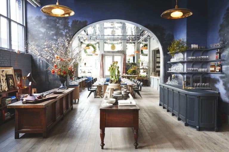 Un restaurant où l’on peut acheter de la nourriture et des meubles