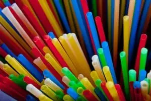 Des pailles en algues compostables comestibles après utilisation