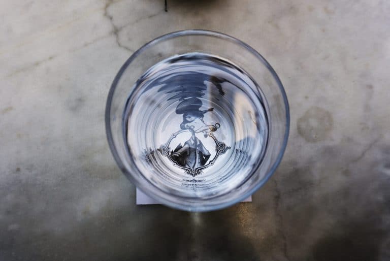 Une bouteille d’eau en papier biodégradable fabriquée sans combustibles fossiles