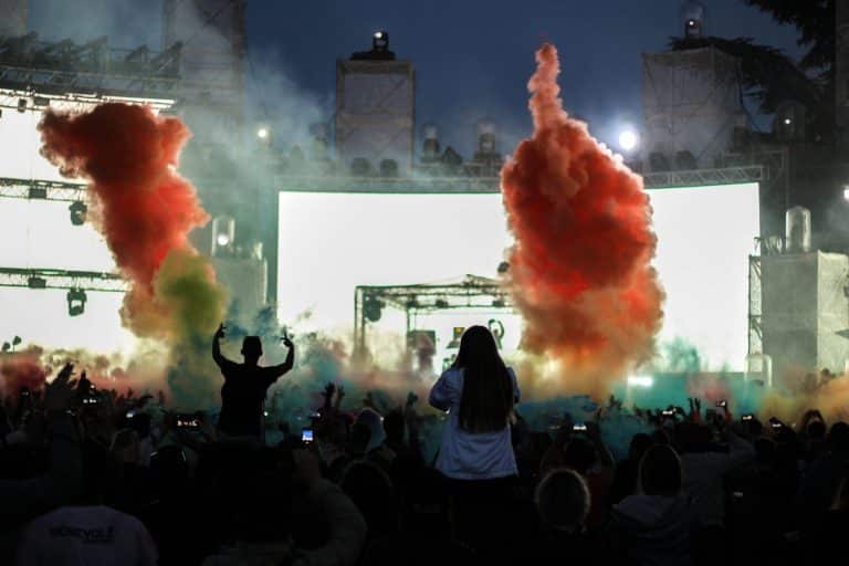 Des tentes en carton durables destinées aux festivals