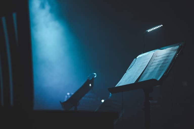 Un orchestre de robots jouent de véritables instruments