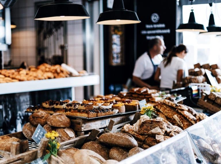 Une pâtisserie se connecte à une application AR pour lire un message personnalisé