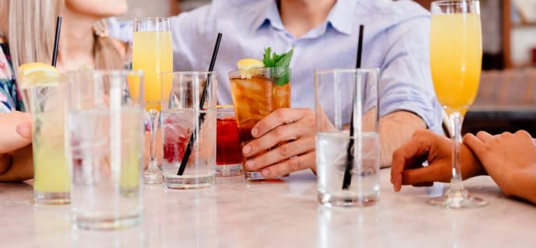 Un bar permet de commander des boissons avec des verres connectés