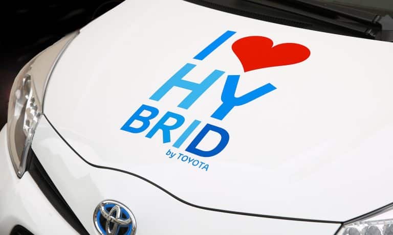 Trois raisons de louer une voiture hybride en voyage
