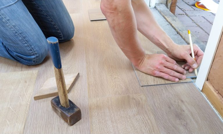 Réaliser soi-même les travaux de réparation et de rénovation pour réduire les coûts