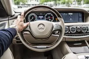 Des dispositifs de géolocalisation dans certains modèles de voitures Mercedes