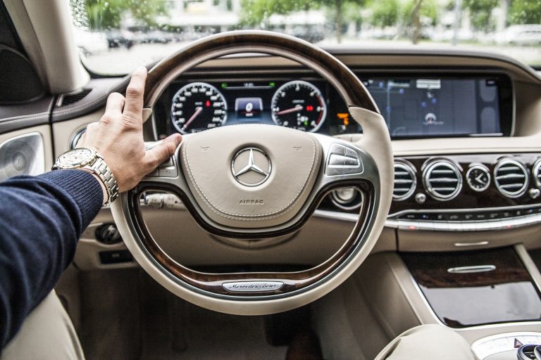 Des dispositifs de géolocalisation dans certains modèles de voitures Mercedes