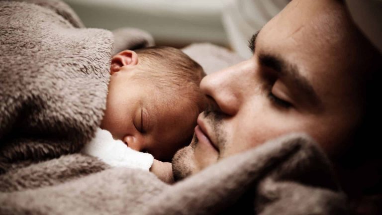 Des soutiens-gorges pour homme pour allaiter les bébés