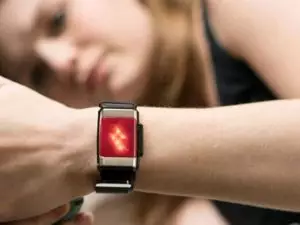 Ce bracelet envoie une décharge à ceux qui dépensent trop d’argent !