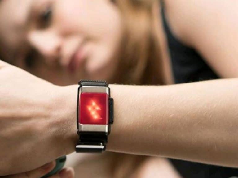 Ce bracelet envoie une décharge à ceux qui dépensent trop d&rsquo;argent !