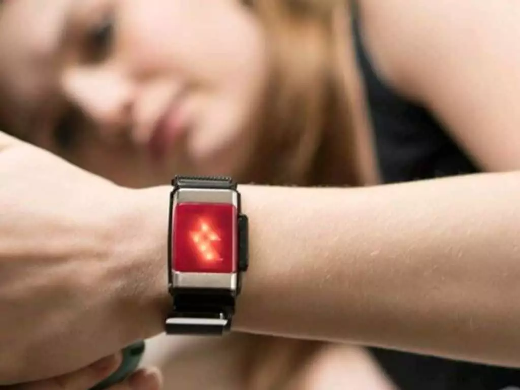 Ce bracelet envoie une décharge à ceux qui dépensent trop d’argent !