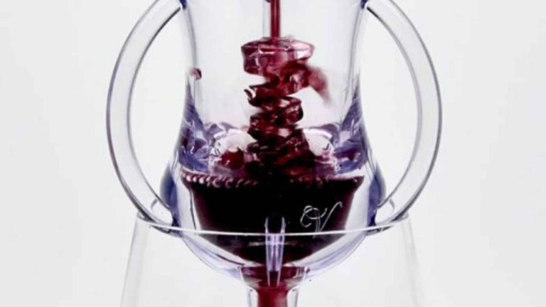 Cet aérateur de vin va vous changer la vie !