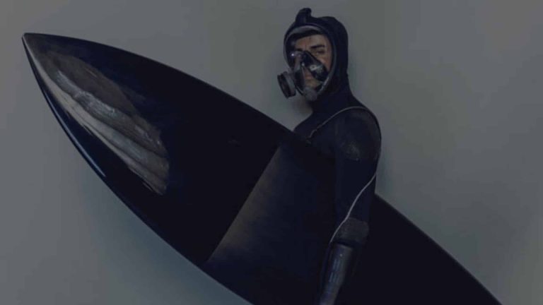 Cette combinaison protège les surfeurs de la pollution