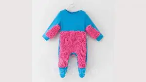 Une grenouillère serpillière pour que bébé nettoie le sol !