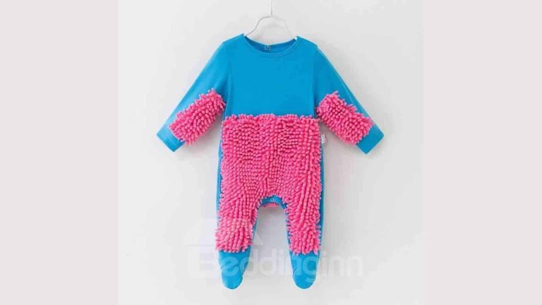 Une grenouillère serpillière pour que bébé nettoie le sol !