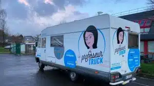 Un camping-car aménagé en salle de classe pour donner des cours Un camping-car aménagé en salle de classe pour donner des cours
