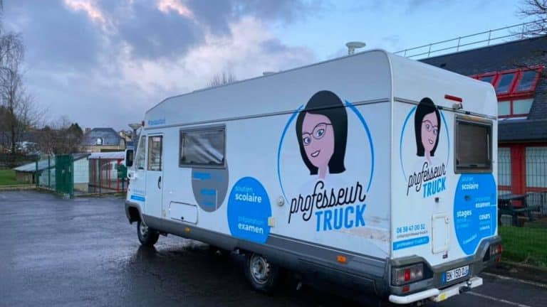 Un camping-car aménagé en salle de classe pour donner des cours