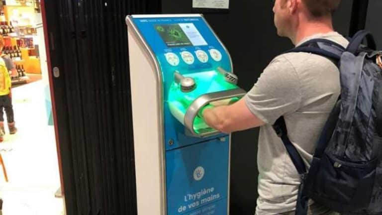 Cette machine permet de désinfecter les mains en 7 secondes