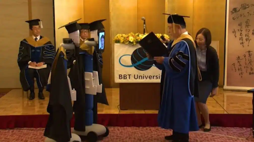 Des robots remplacent les étudiants japonais lors de la remise de diplômes