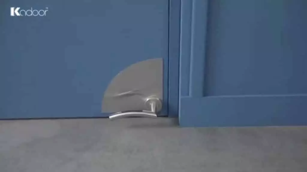 Cette poignée de porte s’ouvre avec le pied Cette poignée de porte s'ouvre avec le pied