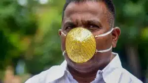 Un Indien se fait faire un masque en or massif sur-mesure