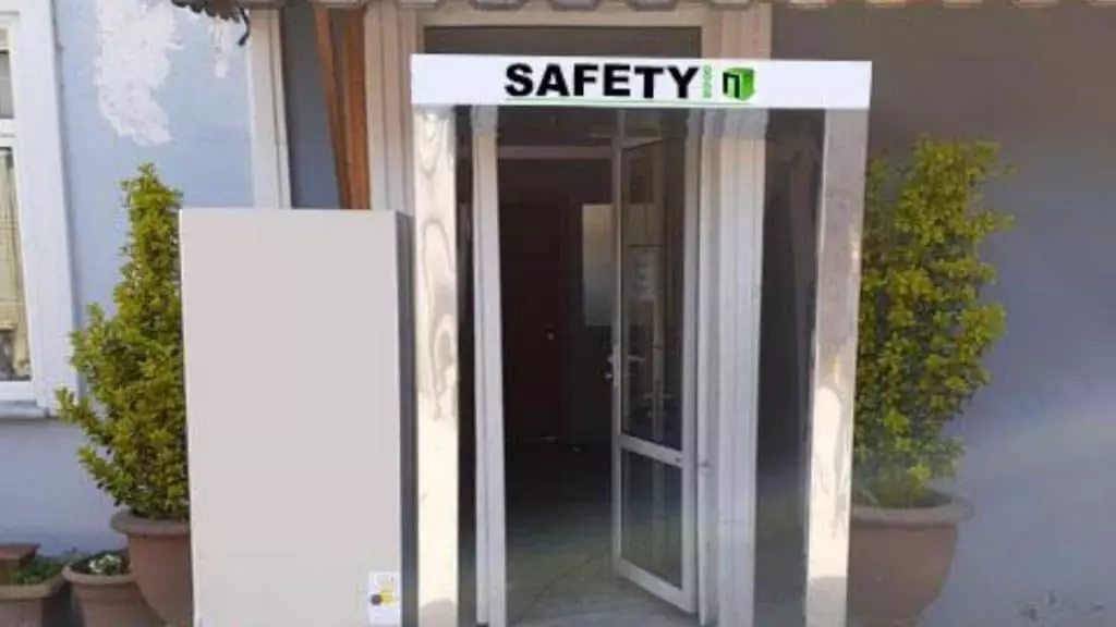 Safety Door : la décontamination de la tête aux pieds !