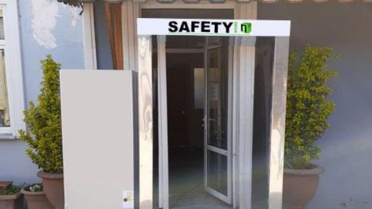 Safety Door : la décontamination de la tête aux pieds !