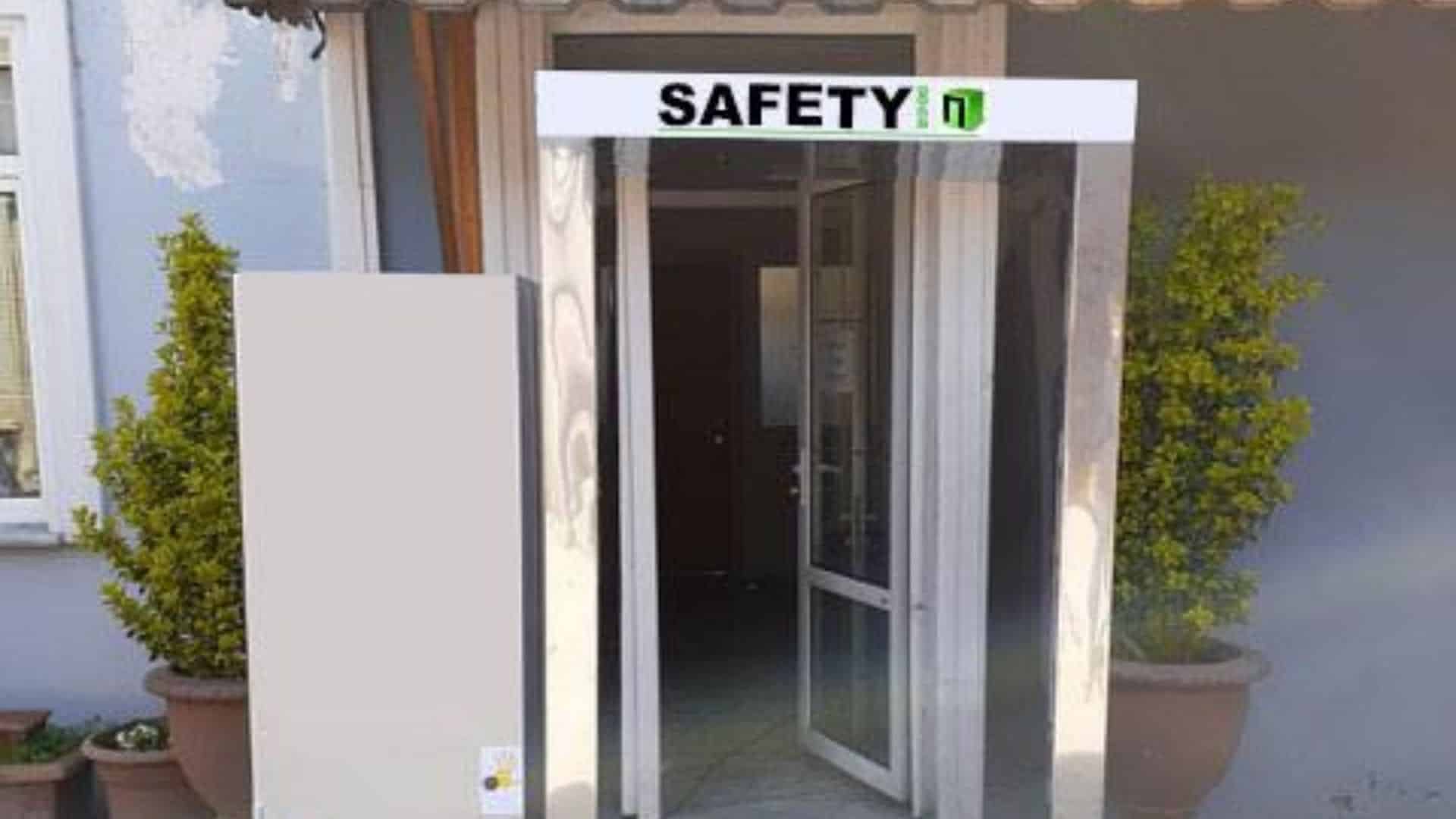 Safety Door : la décontamination de la tête aux pieds !