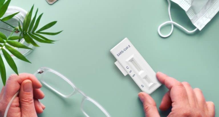 Enfin un système pour éviter la buée sur les lunettes avec le port du masque !