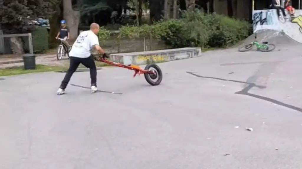 faire du vélo et du roller en même temps _ C'est possible !