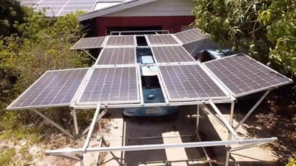 Une étudiante invente un abri automobile solaire