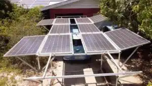 Une étudiante invente un abri automobile solaire