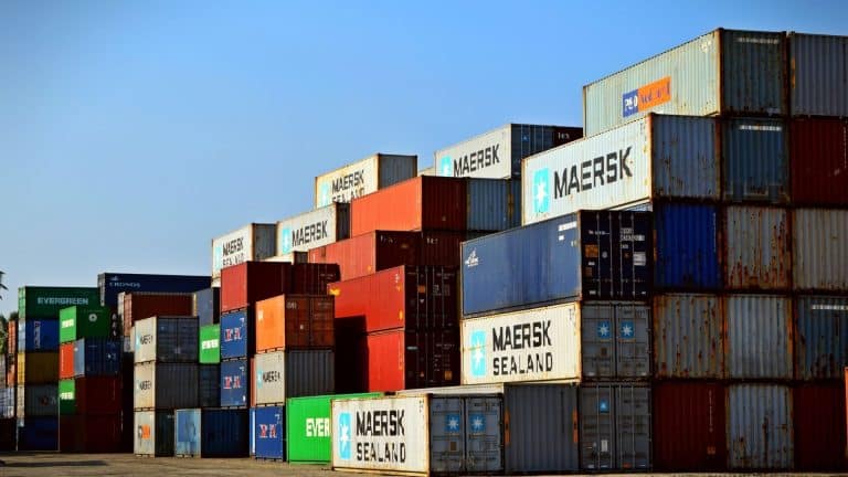 Empile des containers pour fabriquer des maisons