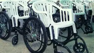 Des fauteuils roulants créés avec des chaises de jardin