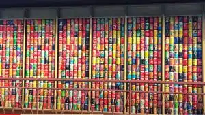 Un mur de canettes pour chauffer sa maison