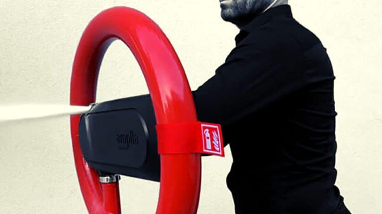 Un extincteur innovant en forme de bouclier