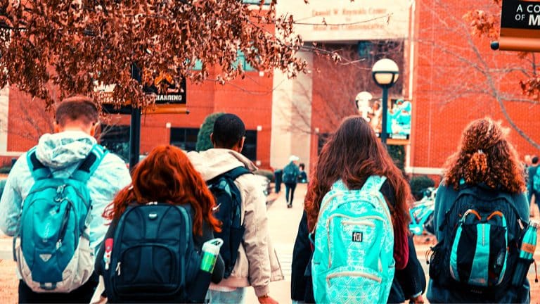 Une jeune fille invente un sac à dos révolutionnaire
