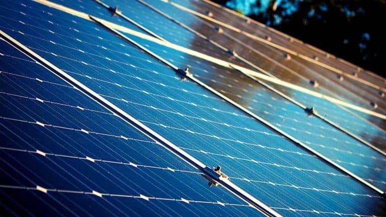 Bientôt des panneaux solaires sur les autoroutes marseillaises ?