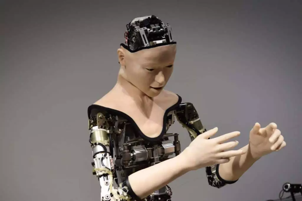 Un robot humanoïde révolutionnaire joue aux charades en mimant des instructions